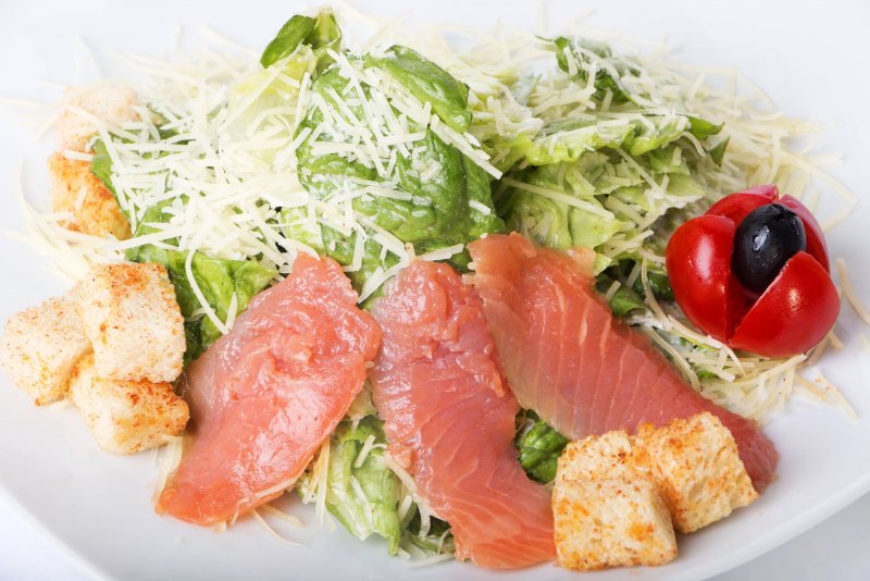 Салат с жареным лососем