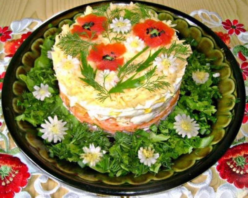 Украшение салатов цветами