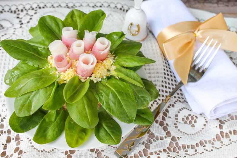 Салат украшенный цветами