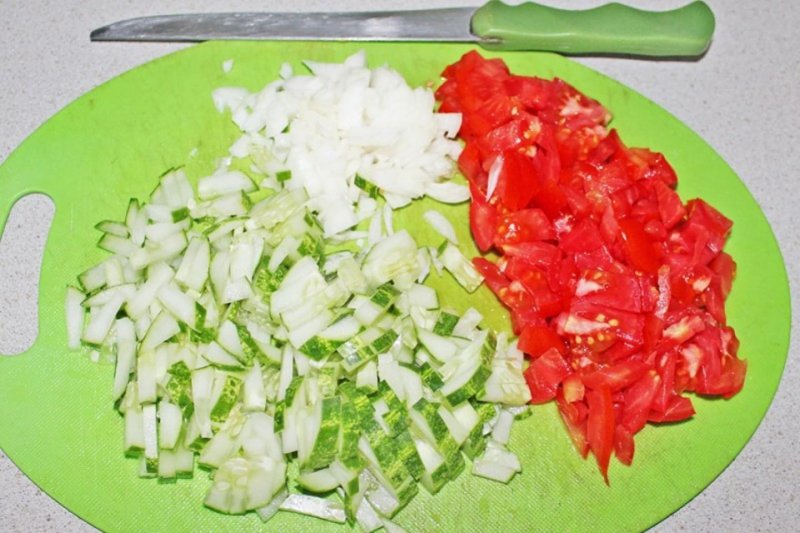Как нарезать помидоры на летний салат