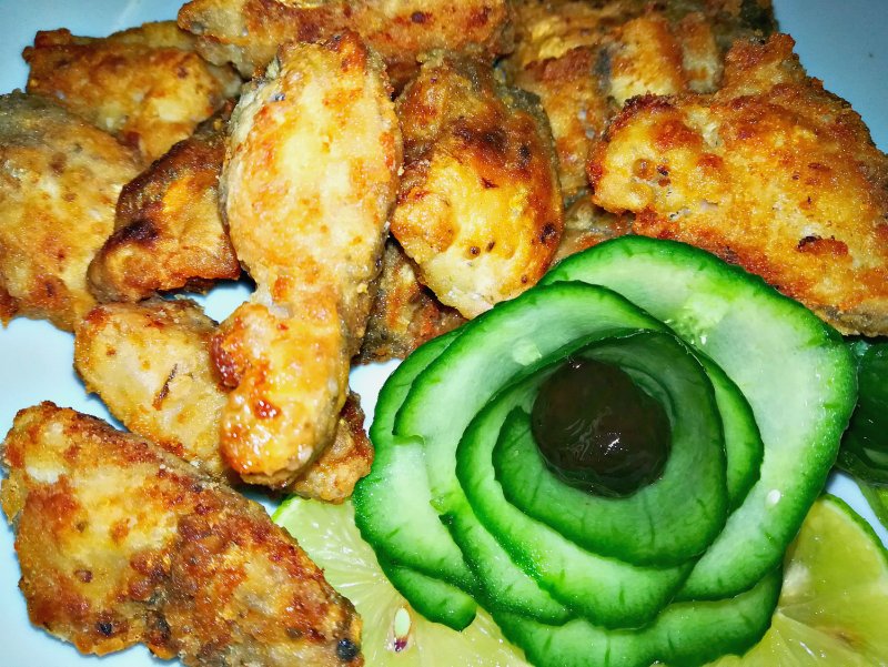 Салат с куриной грудкой в панировке