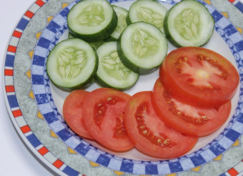 Салат из помидора и огурца