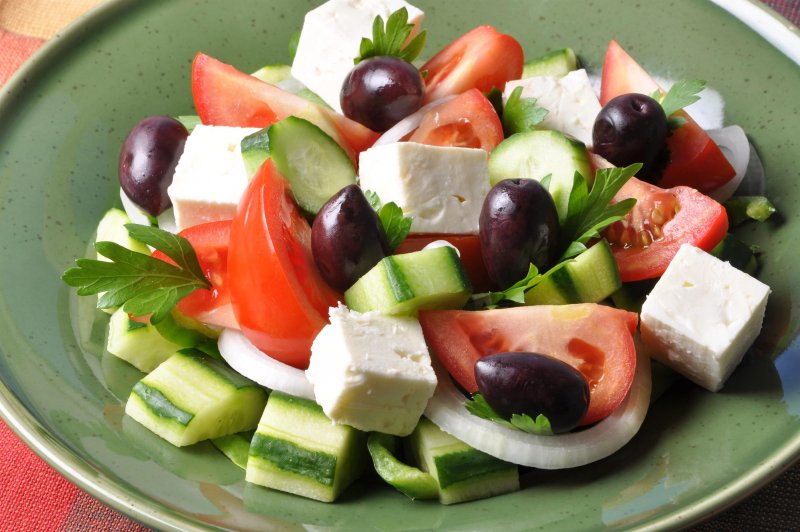 Нарезка овощей на греческий салат