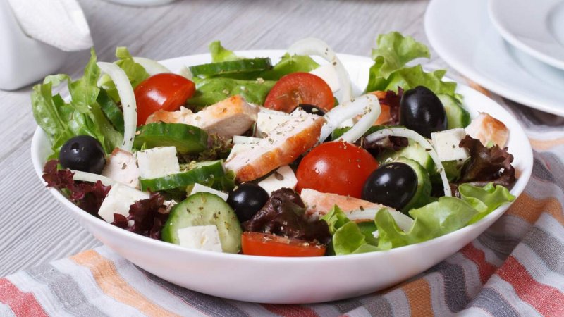 Греческий салат с ветчиной