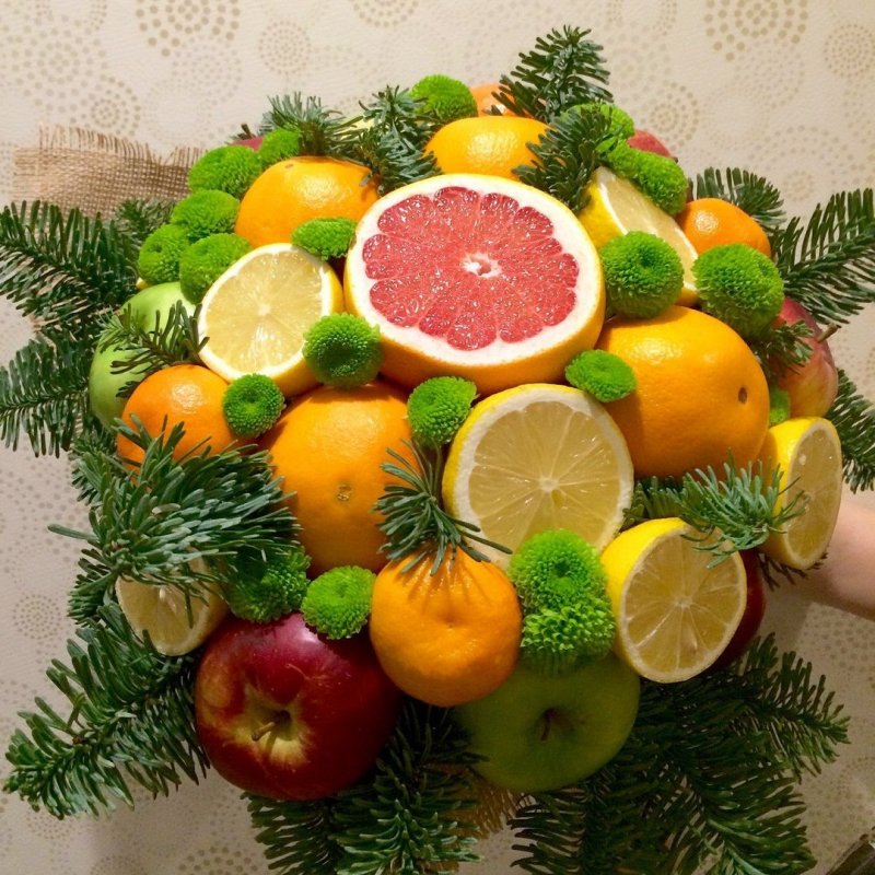 Новогодняя елочка из фруктов и овощей
