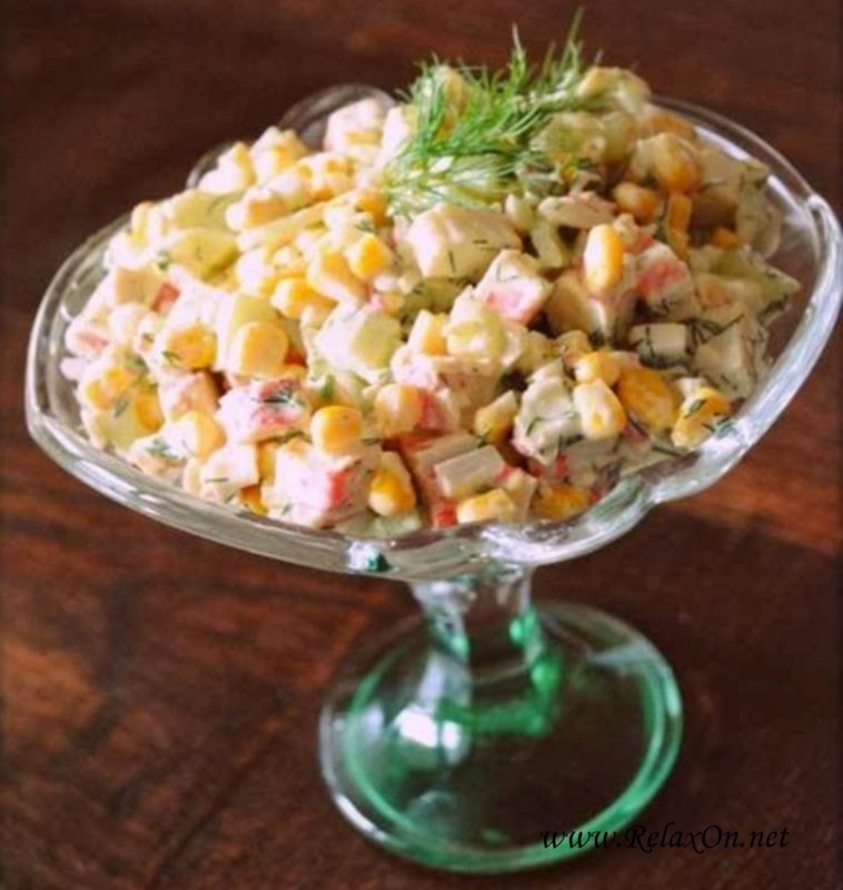 Салат с крабовыми палочками и кукурузой и огурцом свежим и яйцом рецепт фото пошагово