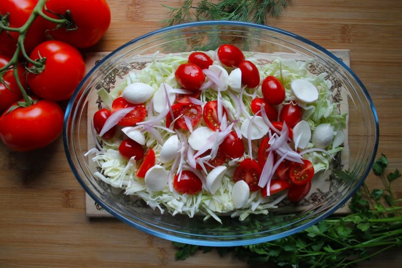 Украшение салата томатами черри