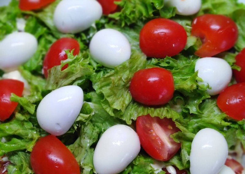 Как нарезать помидоры черри в салат Цезарь с курицей