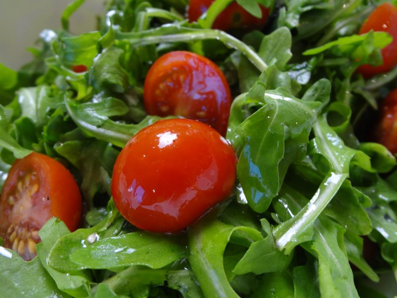 Салат с зеленью и помидорами черри