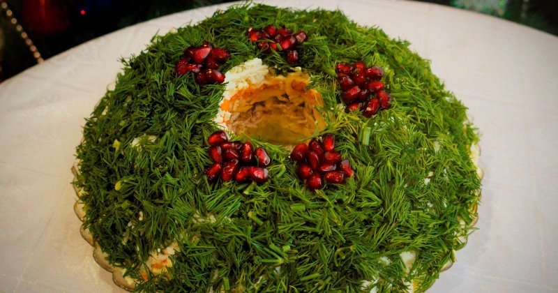Новогоднее украшение салата Мимоза