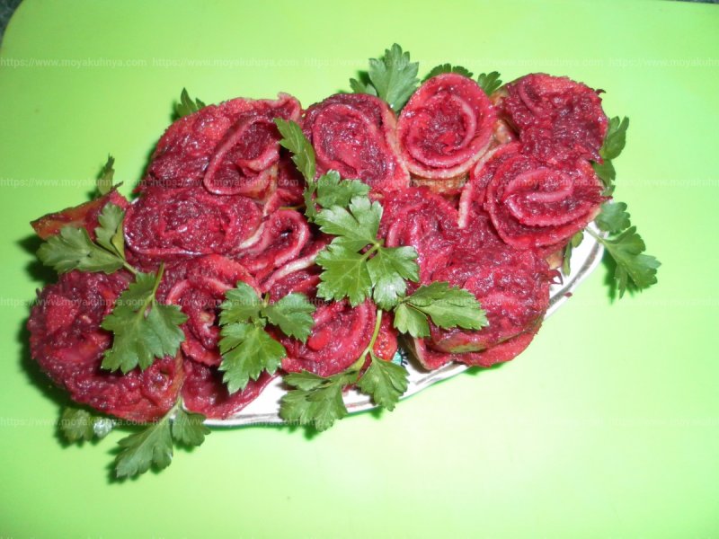 Салат под шубой с селедкой и с розами
