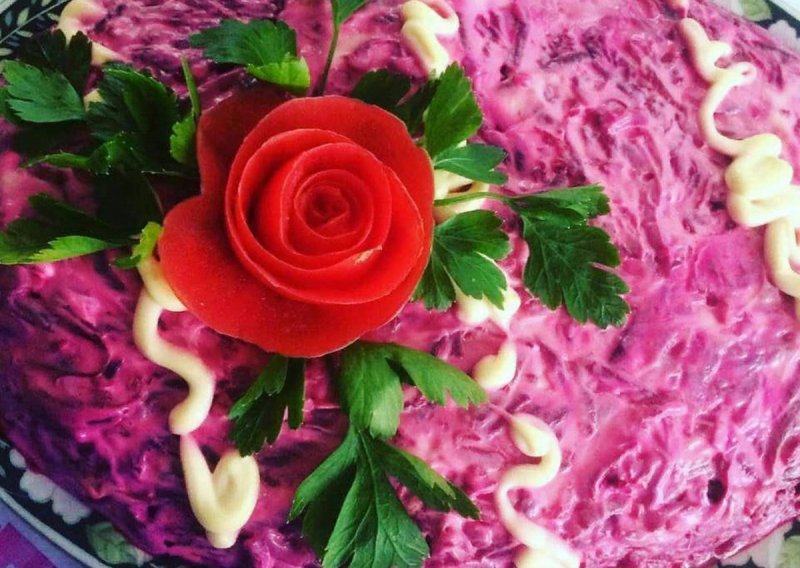 Букет чайных роз салат на праздник