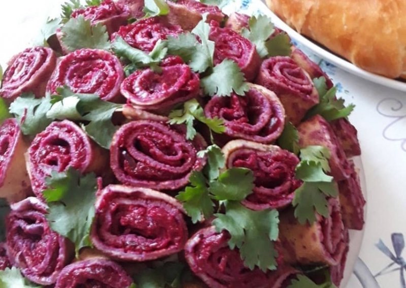 Салат букет роз с блинами