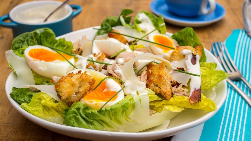 Рецепт салата Цезарь с курицей и сухариками