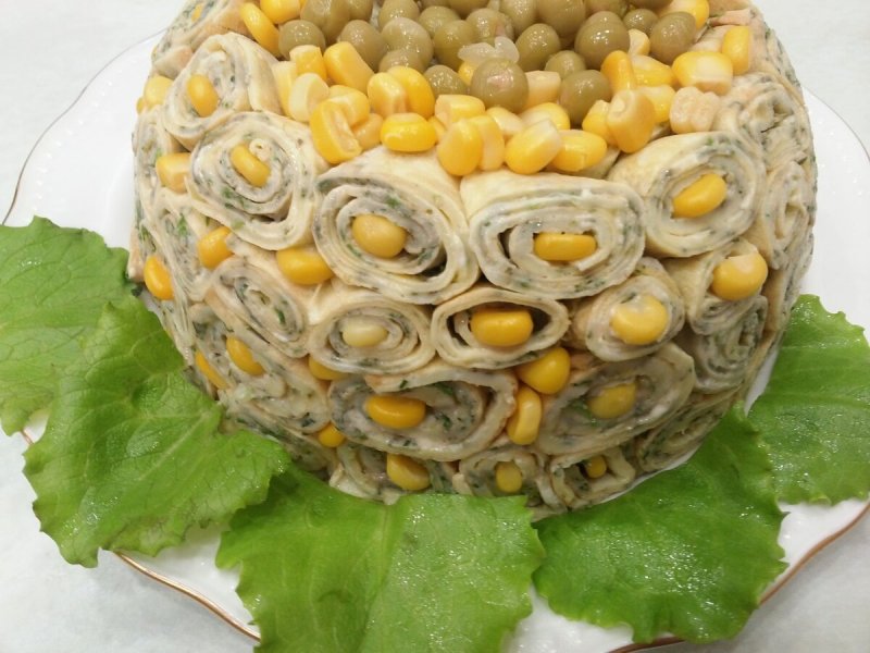Салат с фасолью и сухариками крабовыми палочками