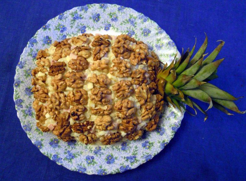 Салат в форме ананаса с грецкими орехами