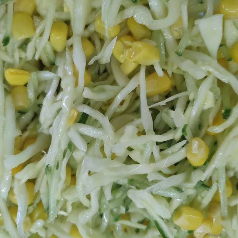 Салат из свежей капусты с огурцом и кукурузой