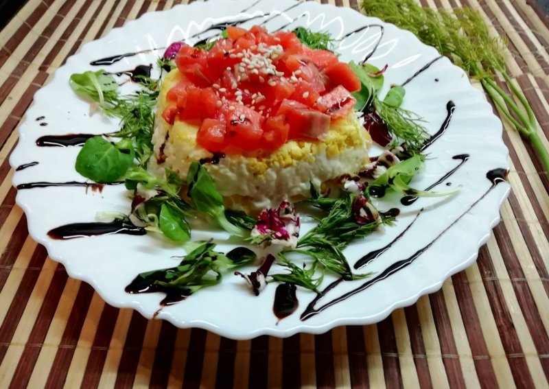 Салат с семгой и помидорами