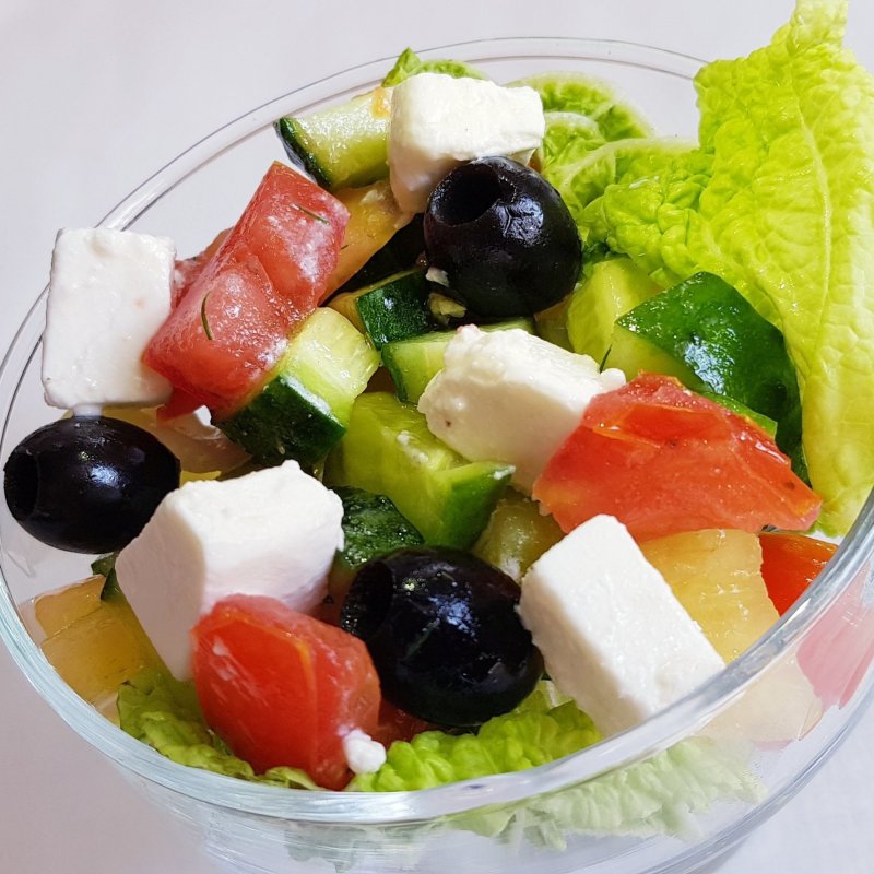 Греческий салат с авокадо и брынзой