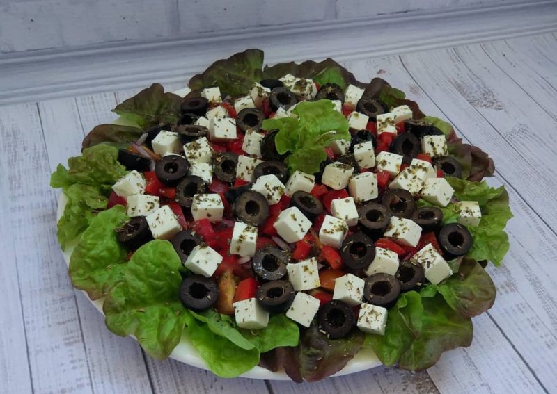 Красивые салат греческий на стол