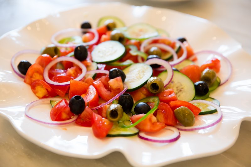 Греческий салат на черном фоне