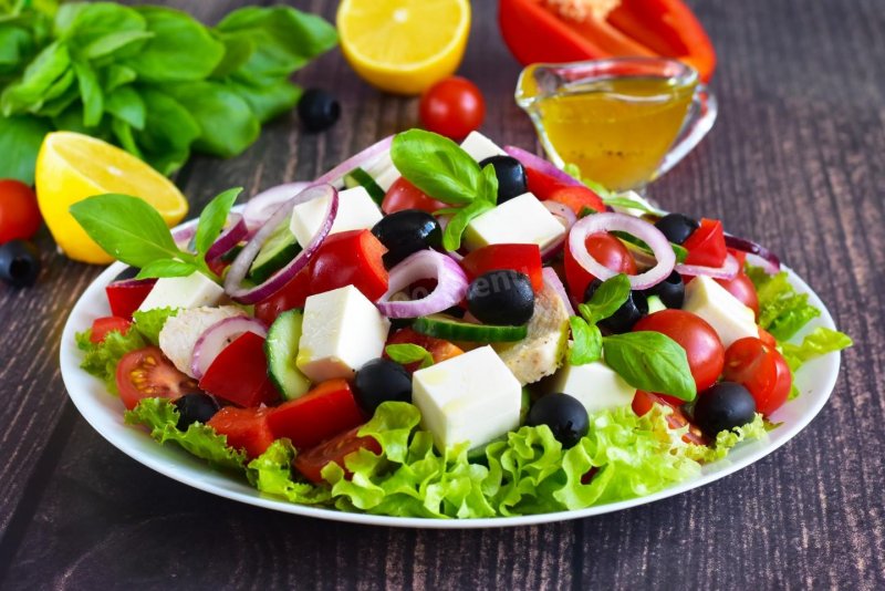Греческий салат на черном фоне