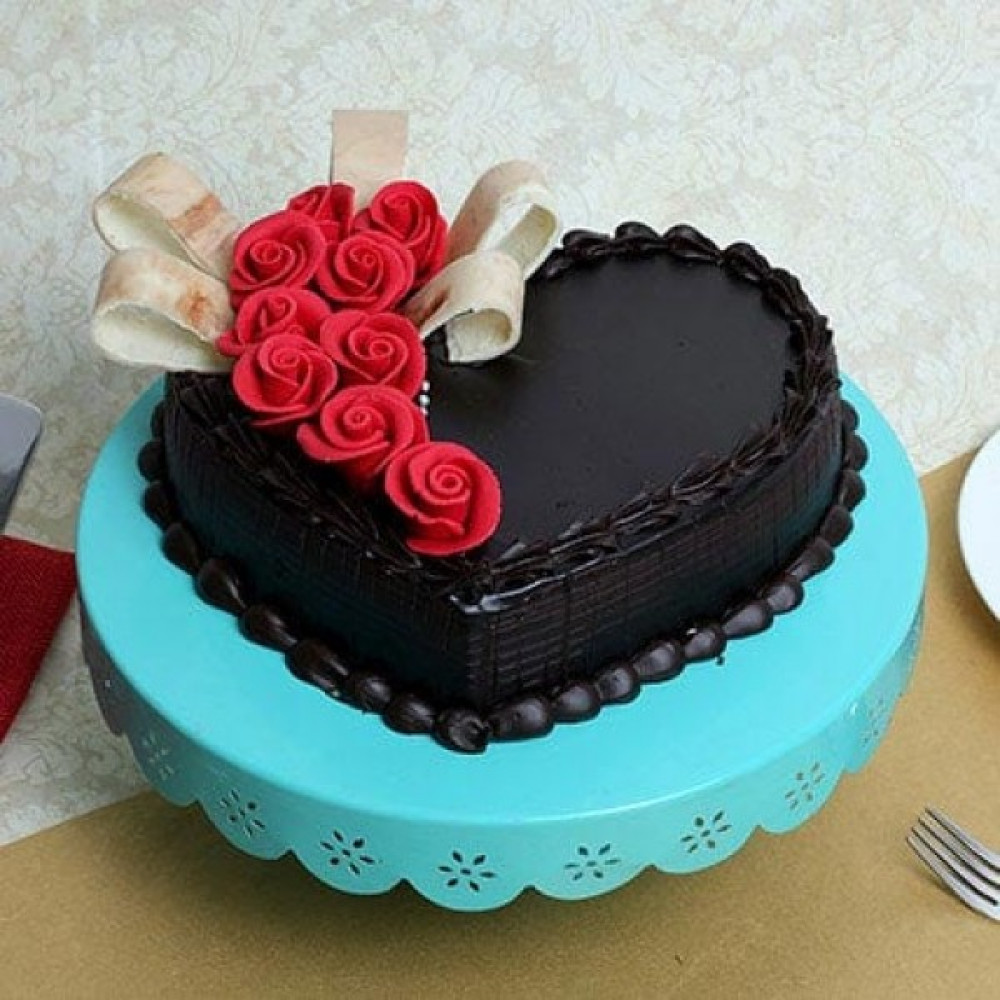 Торт шоколадный с мастикой с сердцем