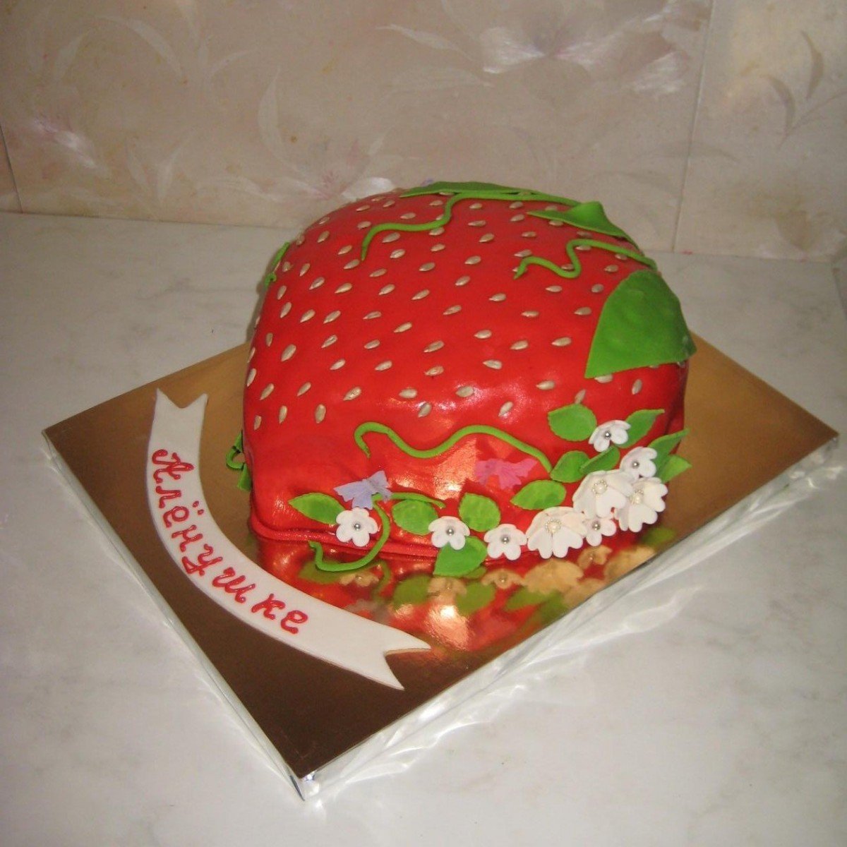 Торт в форме ягоды
