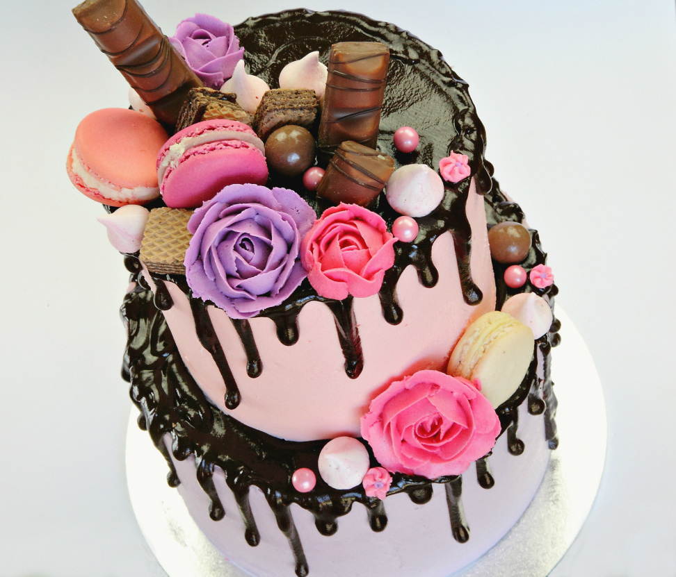 Как украсить торт девушке. Украшение торта сладостями. Декор торта для девочки. Торт для женщины. Торт украшенный сладостями для женщины.