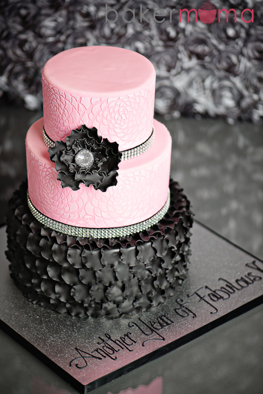 Торт черный с розовым. Торт черно розовый. Чёрный торт на день рождения. Красивый черный с розовым торт. Черно розовый торт