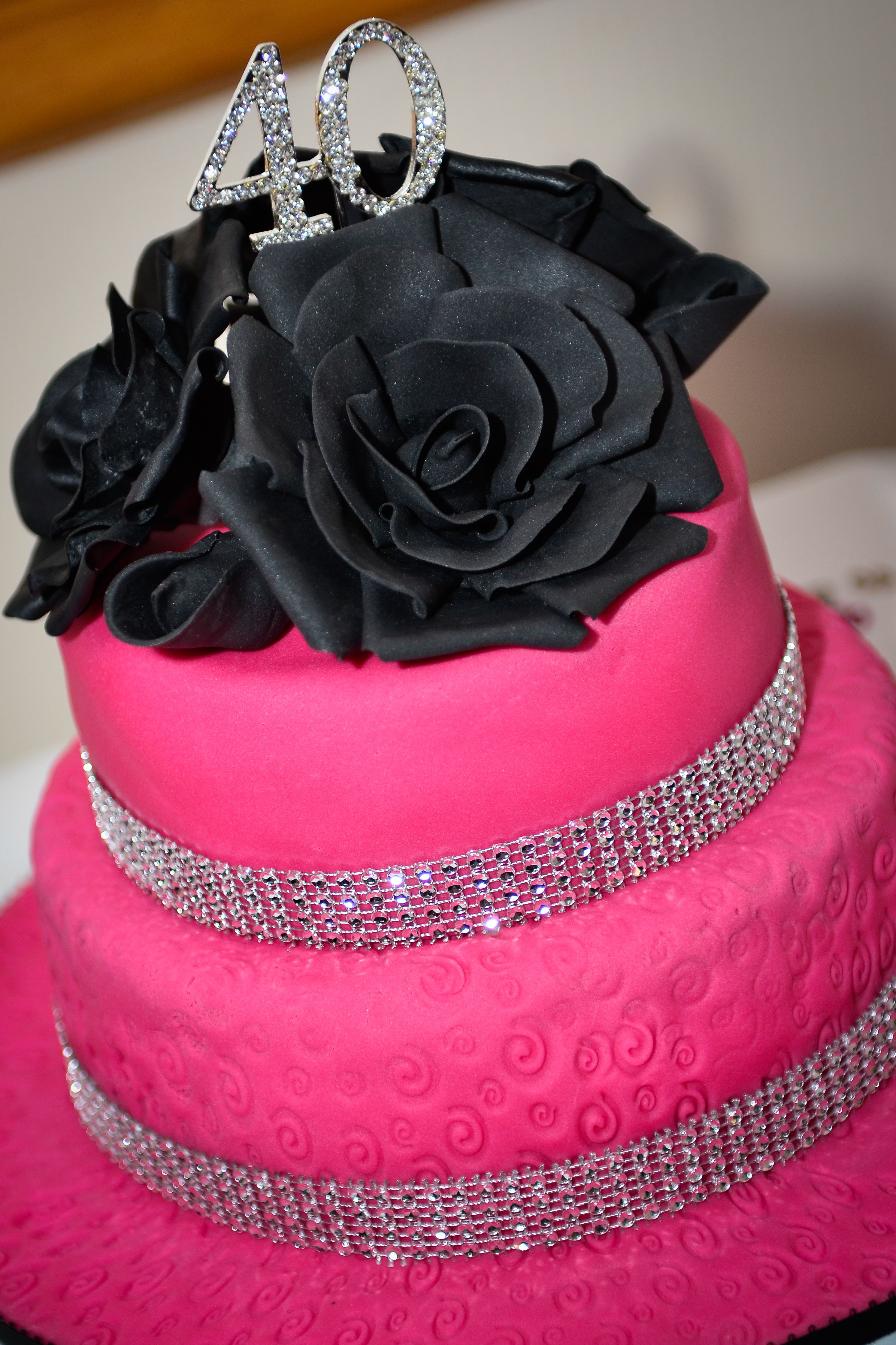 Черно розовый торт. Торт для женщины. Торт черно розовый. Торт черный с розовым. Черно розовый торт для девочки.