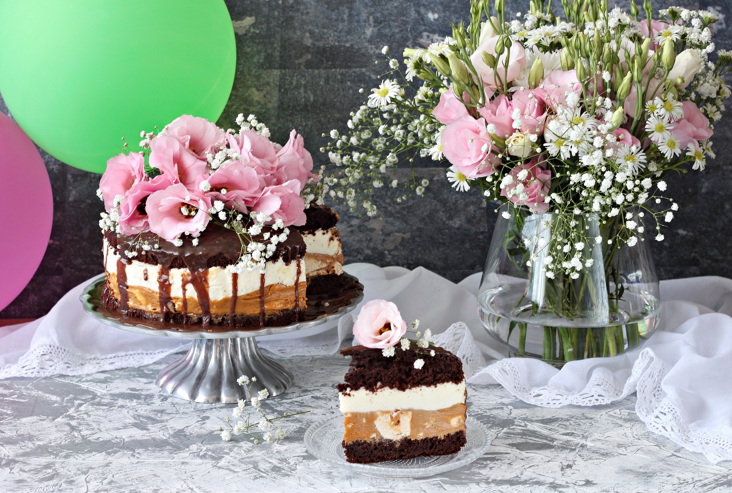 Свечи торт и цветы у тебя на столе