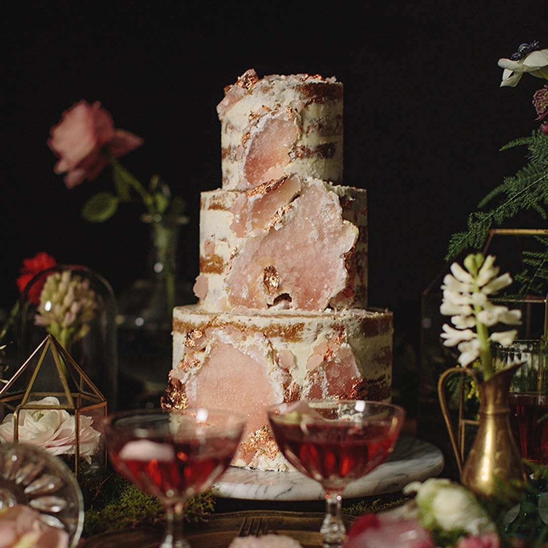 Свадебный торт с карамельными кристаллами