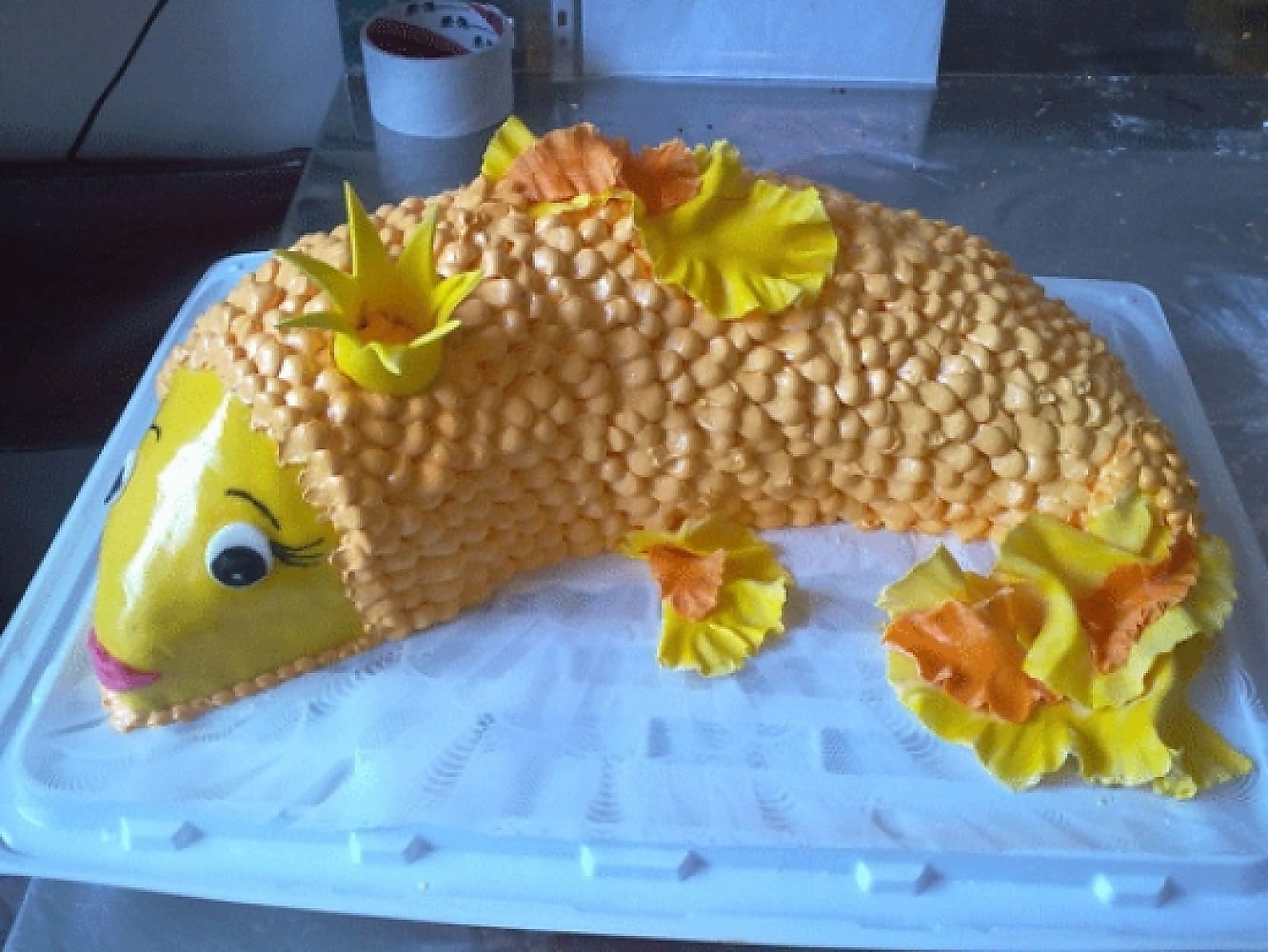 Золотая рыбка на торте из крема