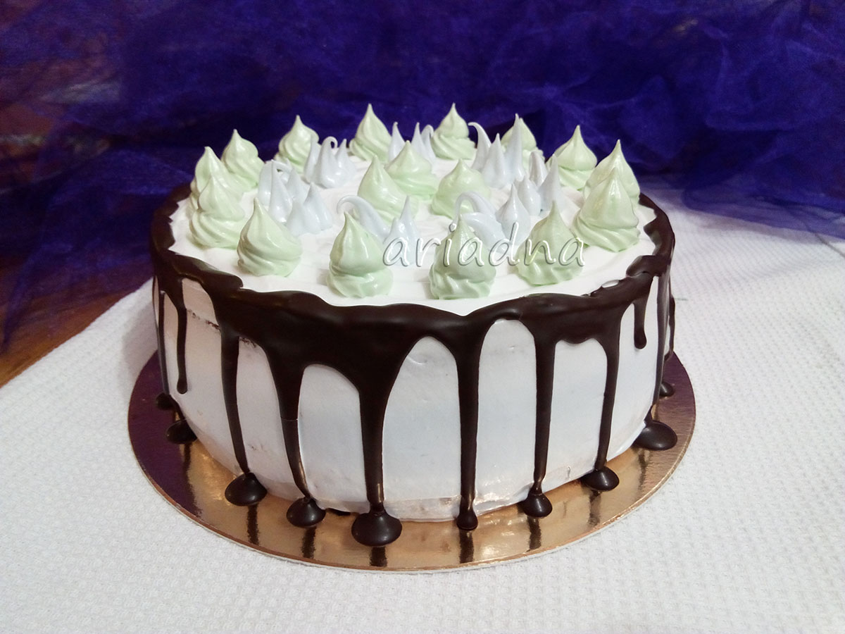 Украшение шоколадного торта белым кремом