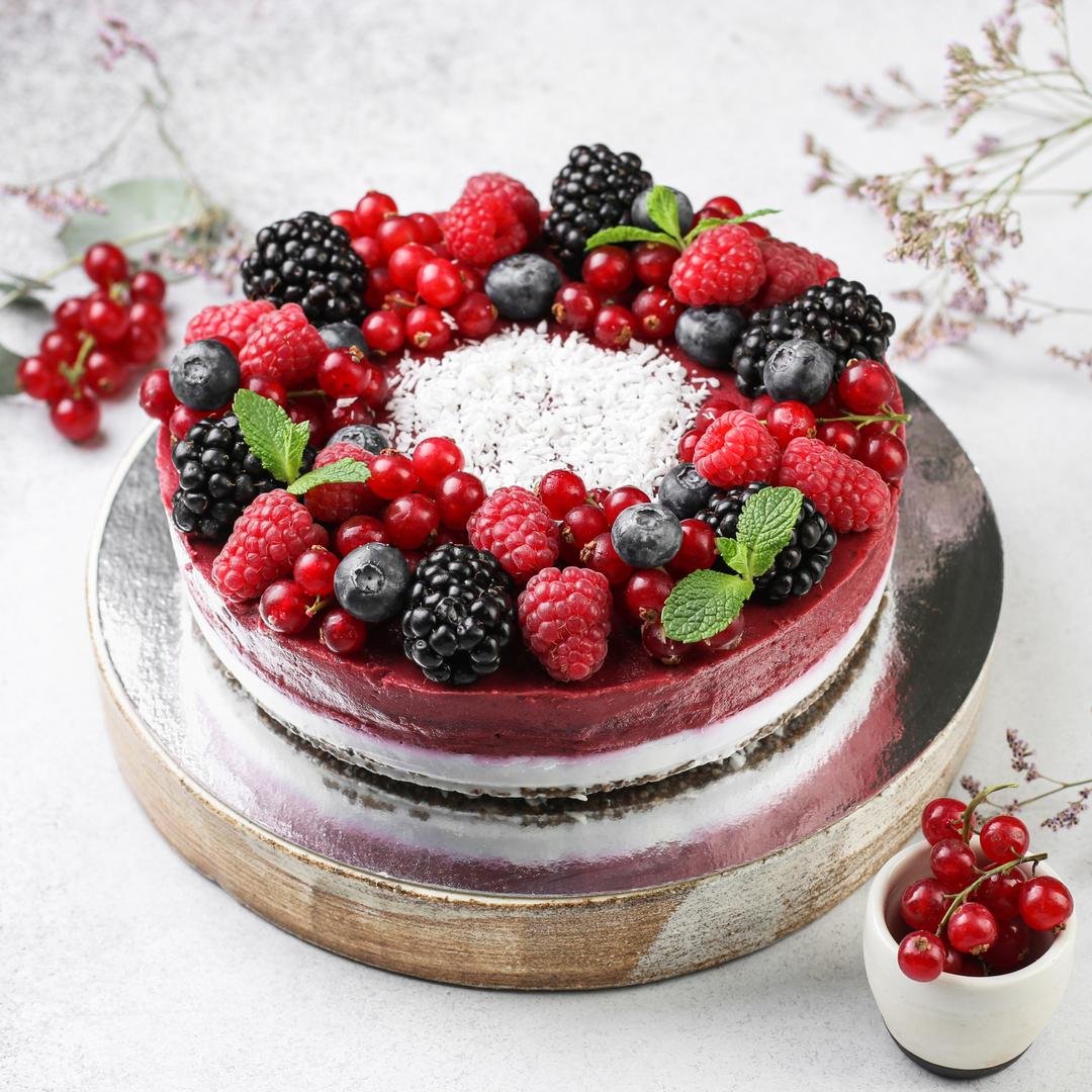 Красивое украшение торта ягодами