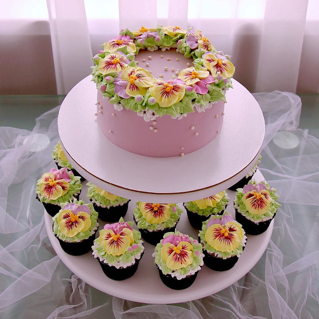 Торт глазки. Торт с анютиными глазками. Торт с цветами. Цветы из крема на торт. Торт с цветами из крема.