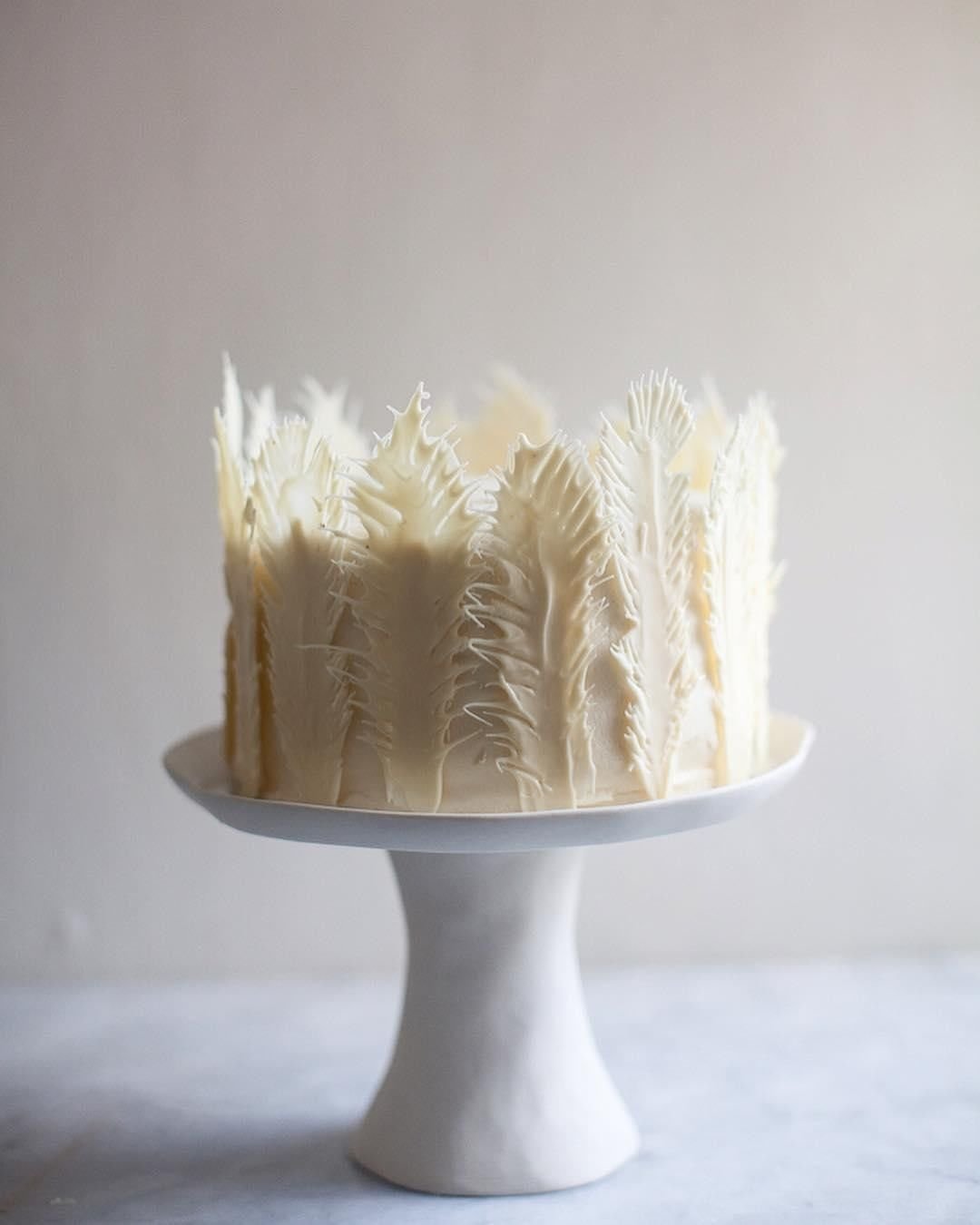 Декор торта с перьями