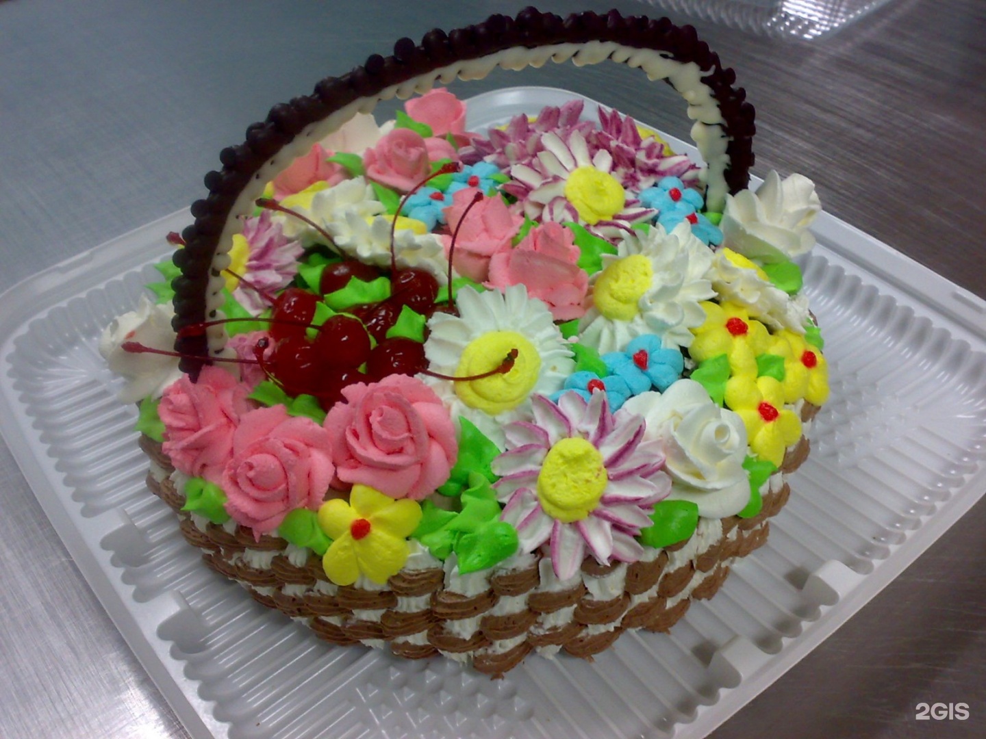 Торт в виде корзины с фруктами и цветами