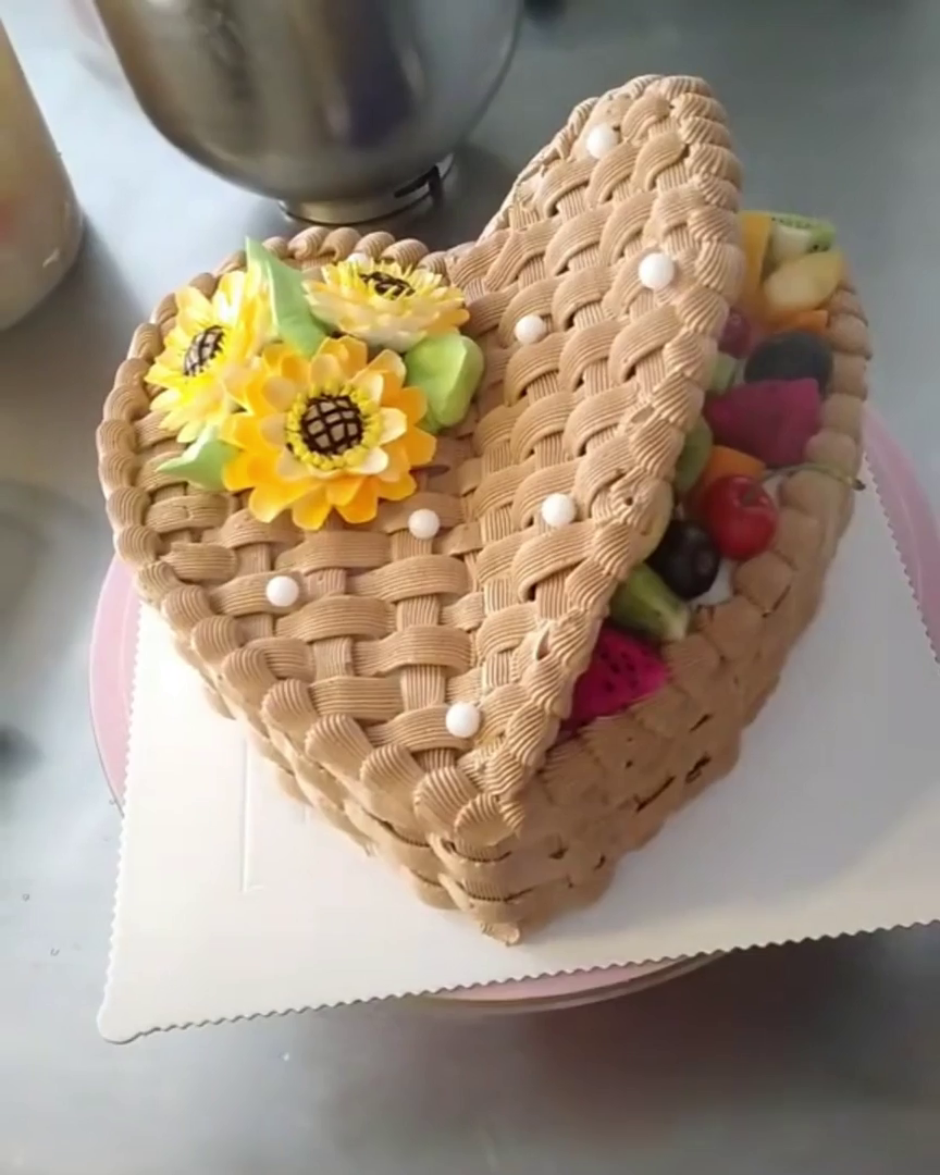 Оформление торта корзина с фруктами