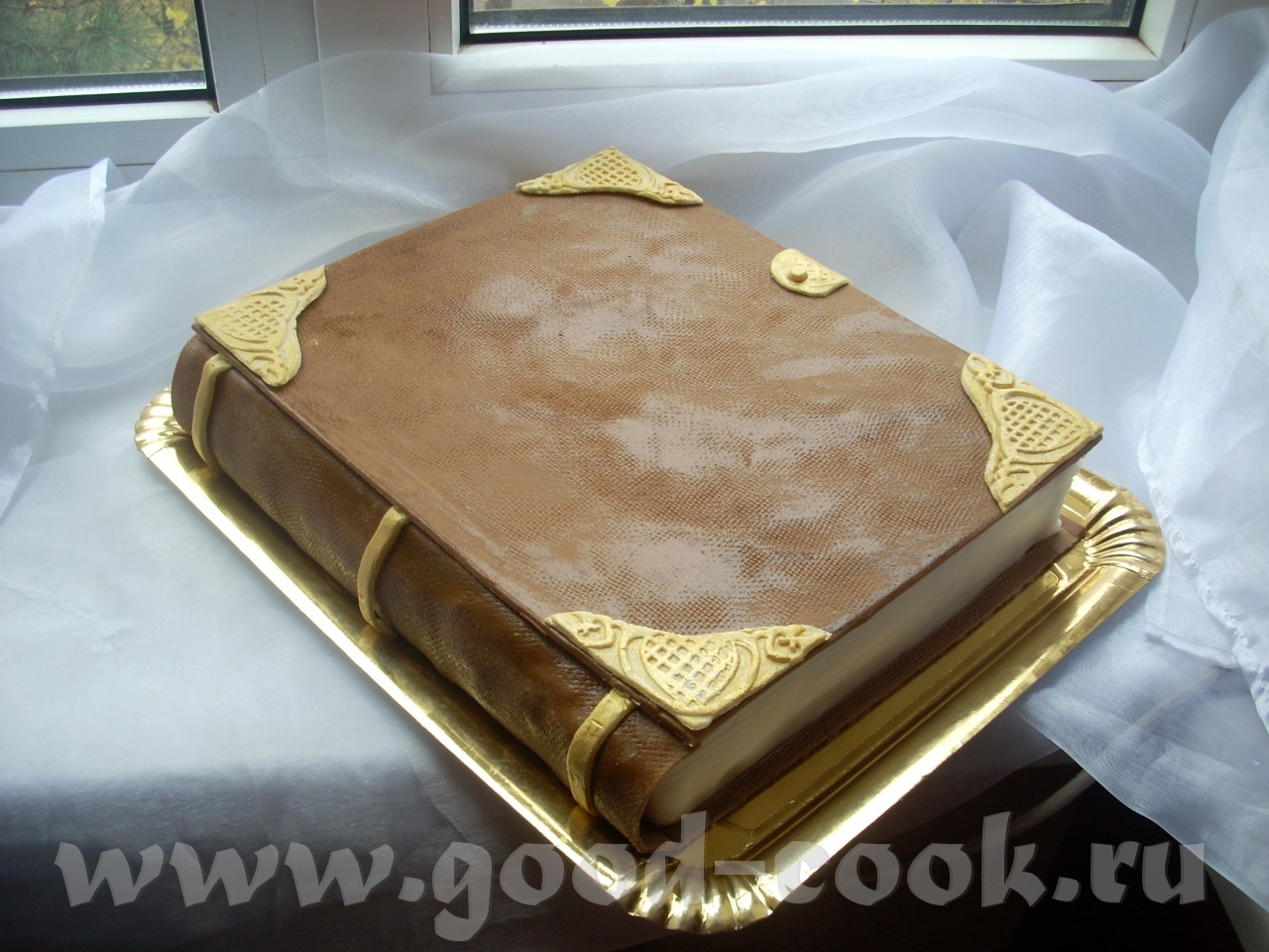 Торт в виде древней книги