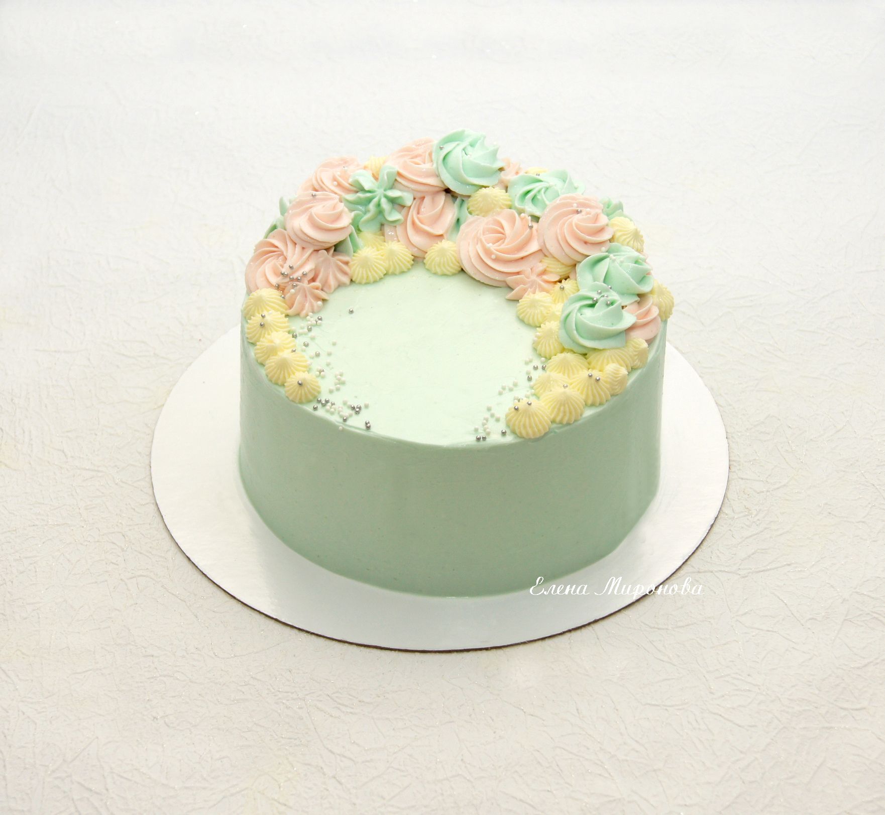 Торт кг. Кремовый ободок на торте. Украшение торта кремом 2кг. Украшение торта двумя цветами крема. Торт 2 кг.