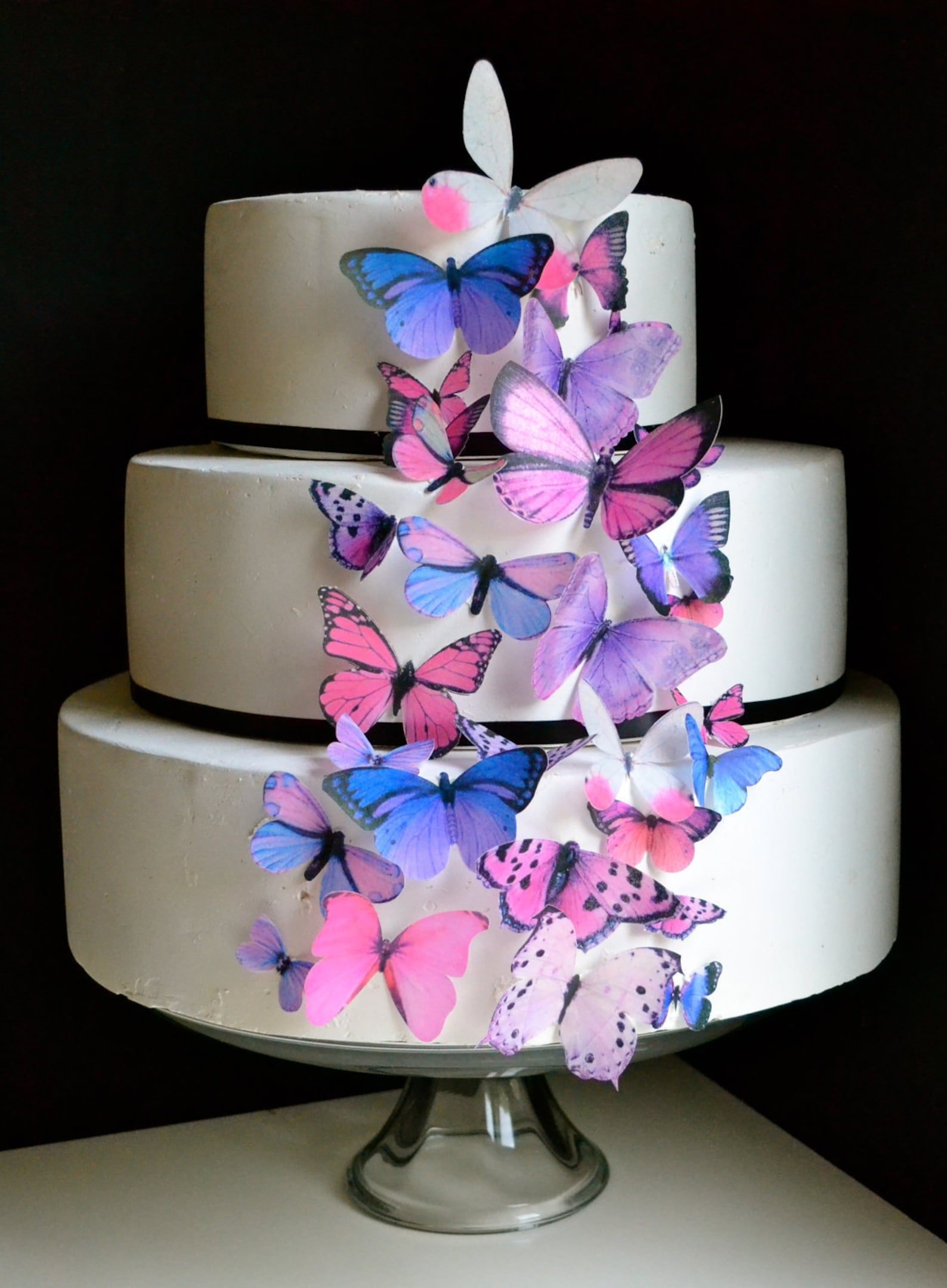 Торт с бабочками из сахарной бумаги фото