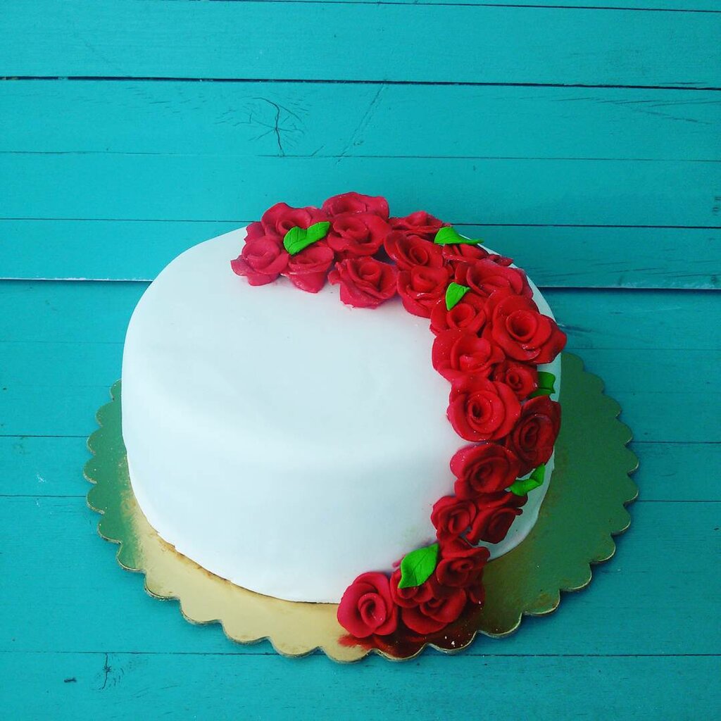 Оформления торта 45 лет. Украшение торта. Торт с розочками. Украшение торта розами. Торт с розами.