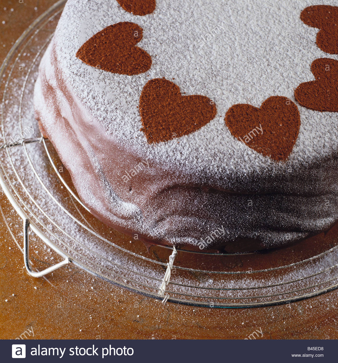 Декор шоколадного торта сахарной пудрой