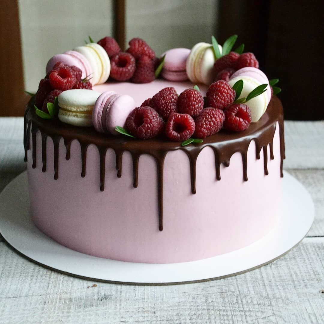Декор торта с макаронс и ягодами