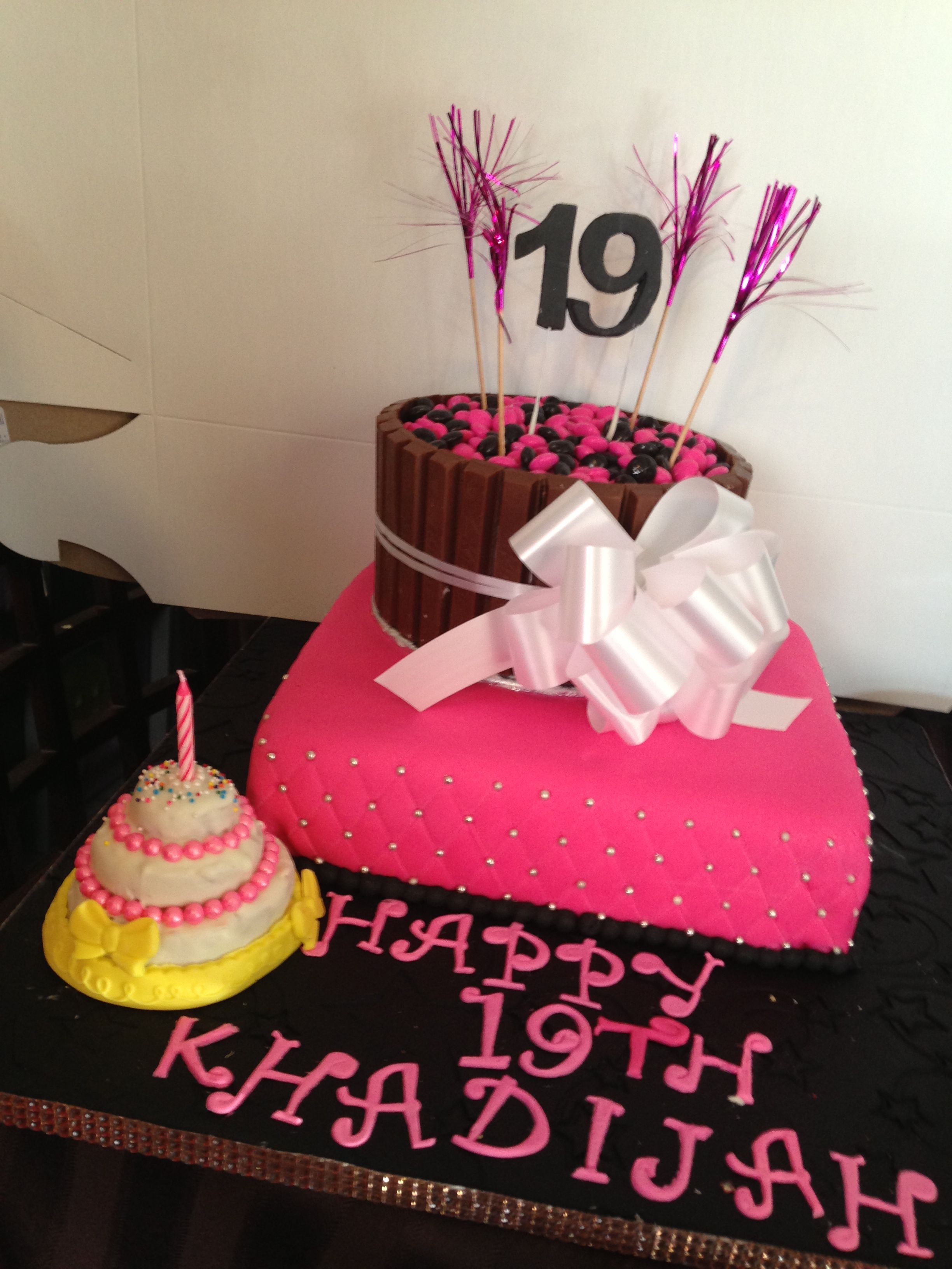 Тортики на день рождения девочке 19 лет