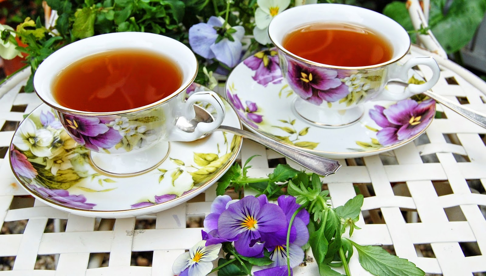 13 чашек чая. Чашка чая. Две чашки чая. Утро чай. Чай с цветами.