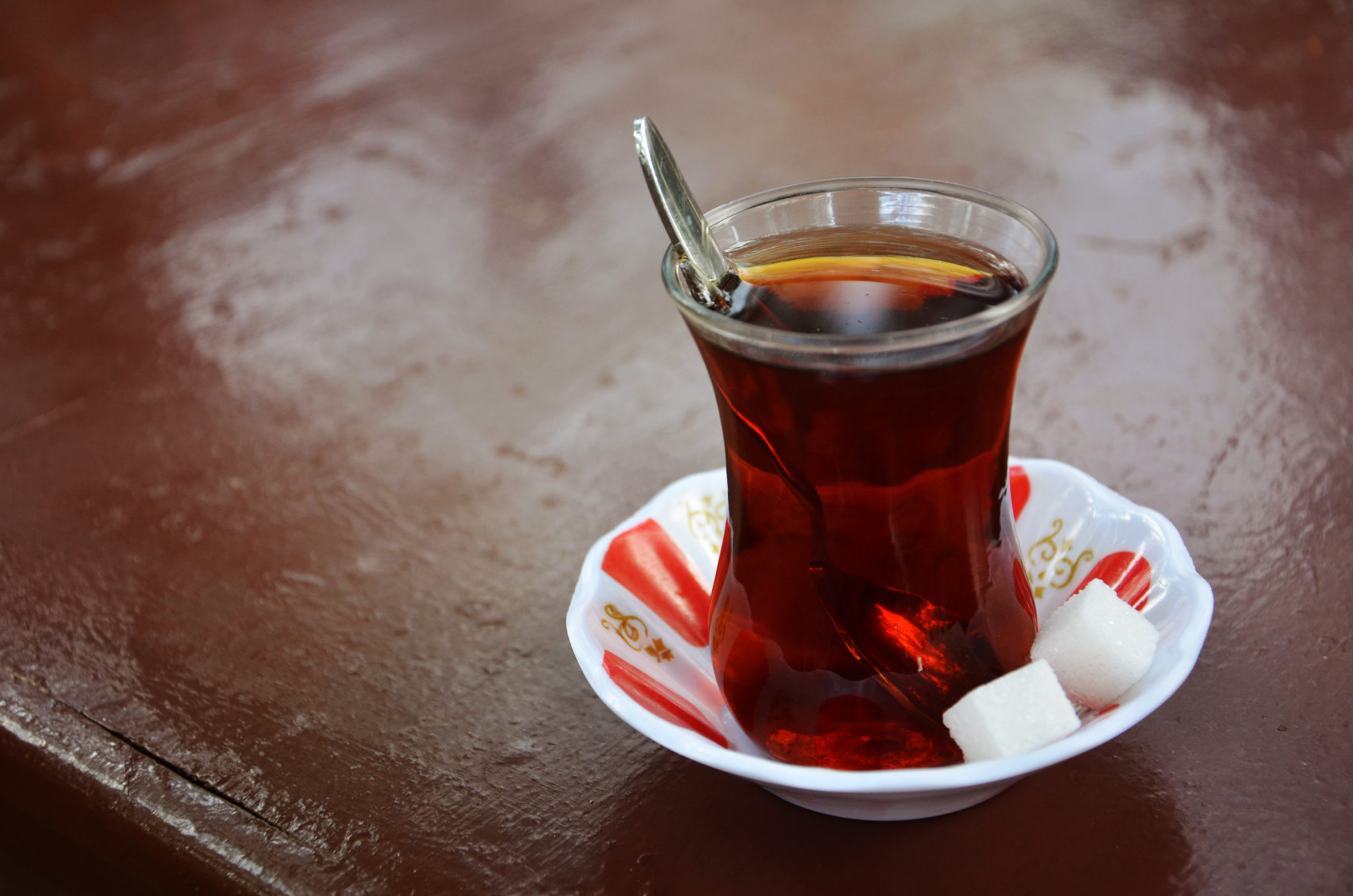 Бардак по турецки. Чай каркаде турецкий. Чай в стакане. Чайные стаканы. Турецкие чашки для чая.