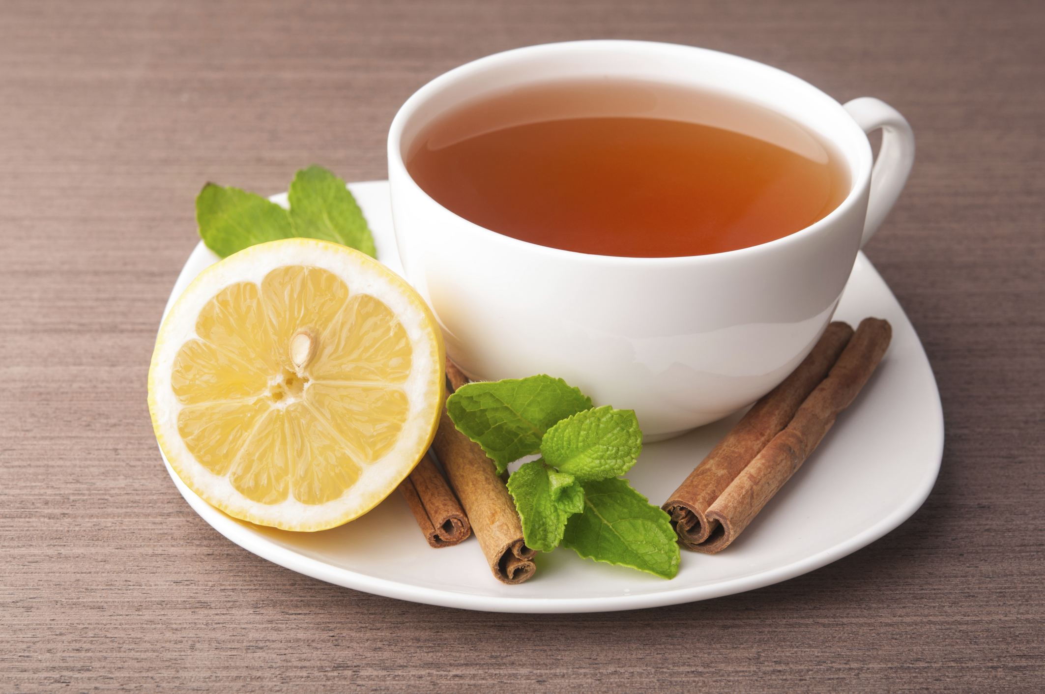 Вкусный чай с лимоном. Чай с лимоном. Кружка с чаем. Чашка чая с лимоном. Чай с лимоном и мятой.